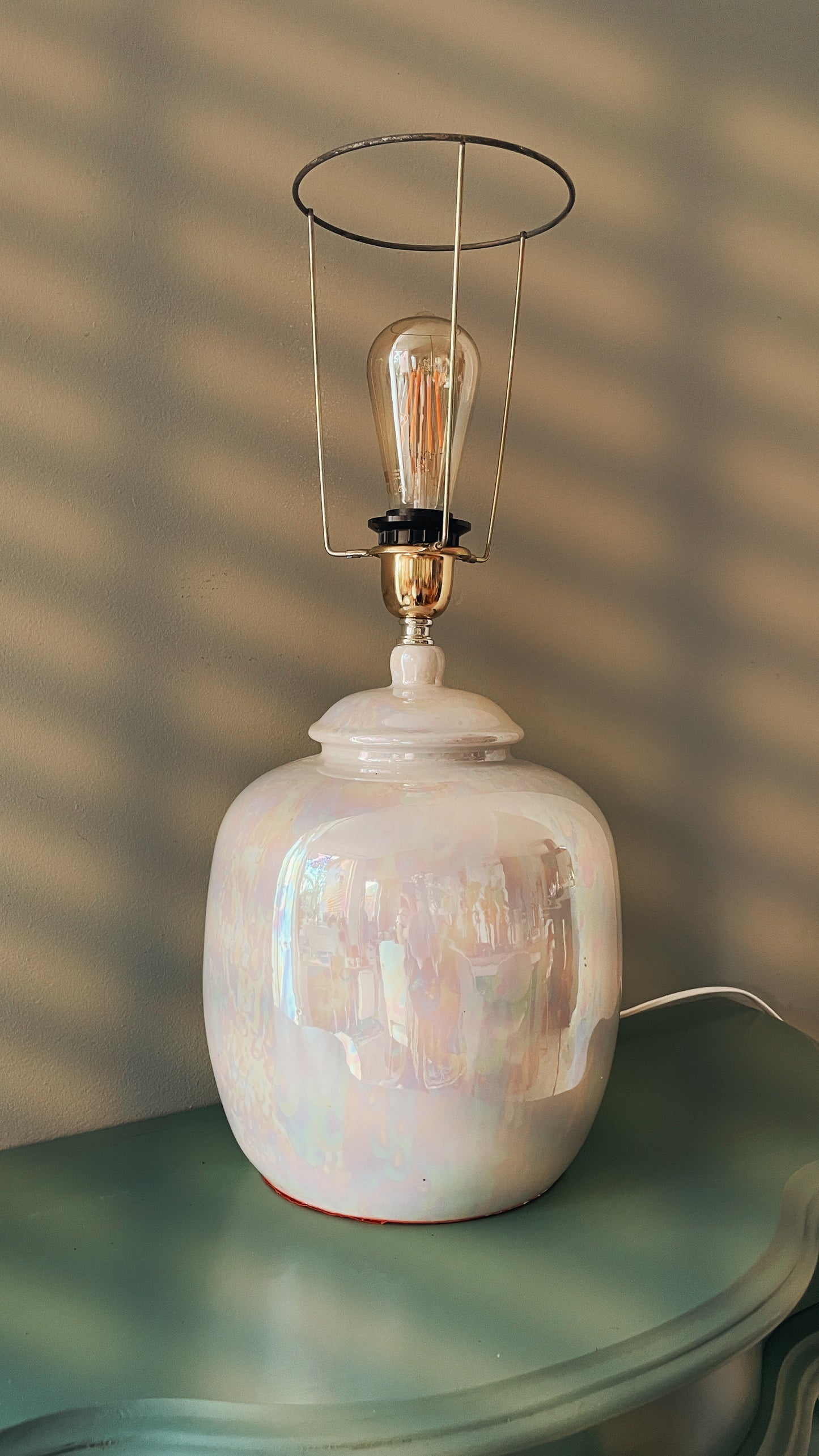 Pearl vase lamp